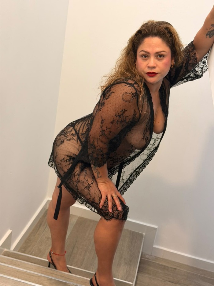 HERMOSA RUBIA FIESTERA CON GANAS DE BUENA MARCHA