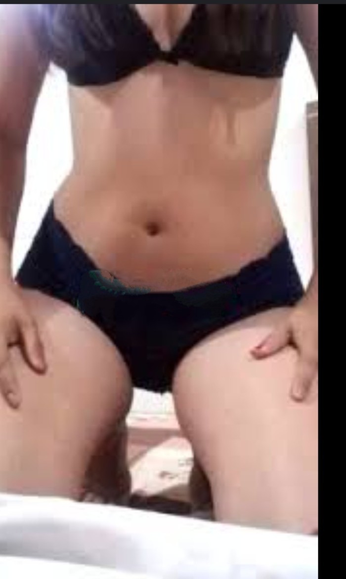 Madura pequeña elegante sonriente y  sin prisas..