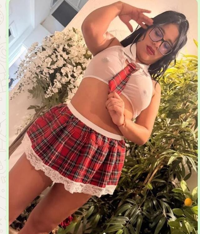 ENCANTADORA LATINA BIEN CALIENTE