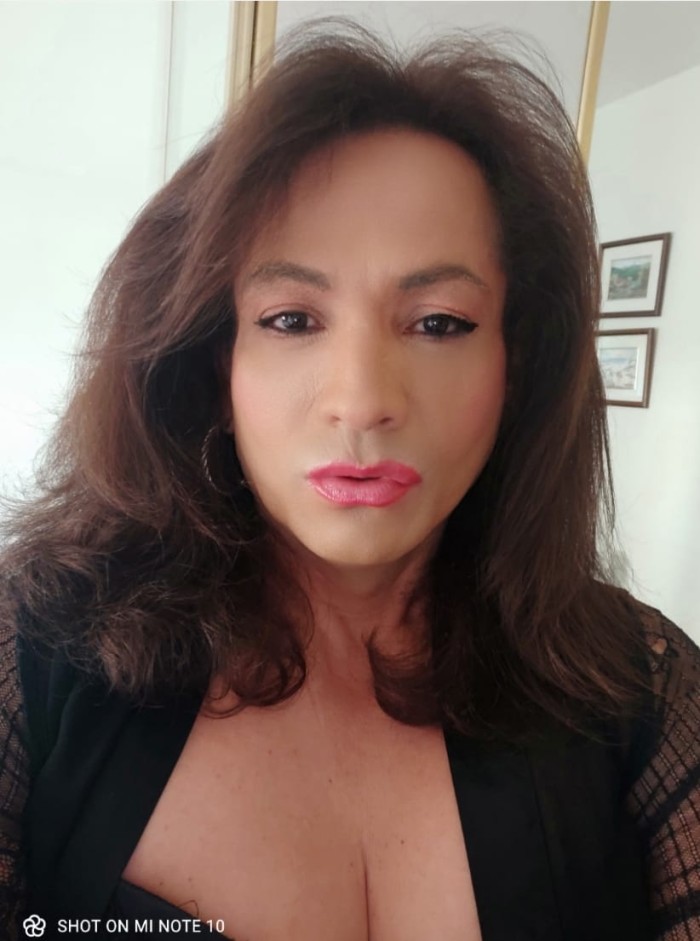 Sofía trans fiestera completa chicos parejas