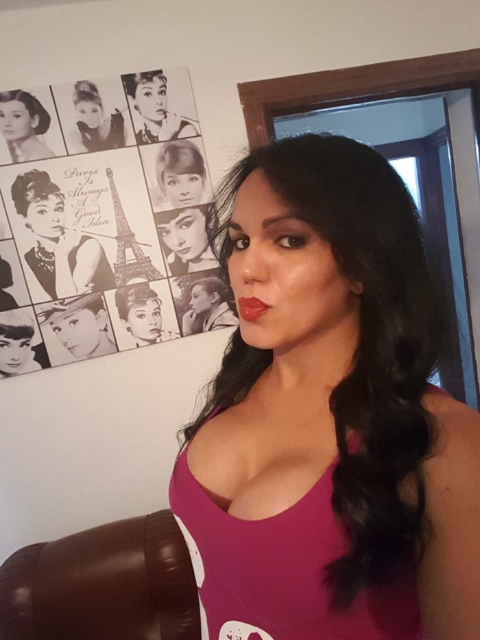Transexual morenaza espectacular fiestera