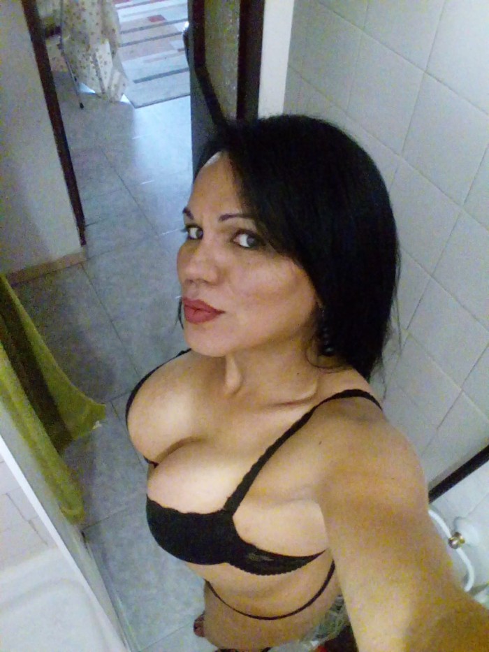 Transexual morenaza espectacular fiestera