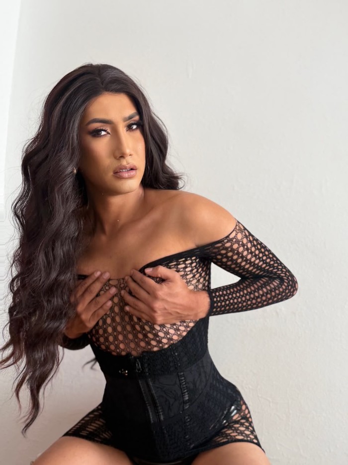 TU CHICA TRANS DE LUJO CON UN DELICIOSO REGALO…