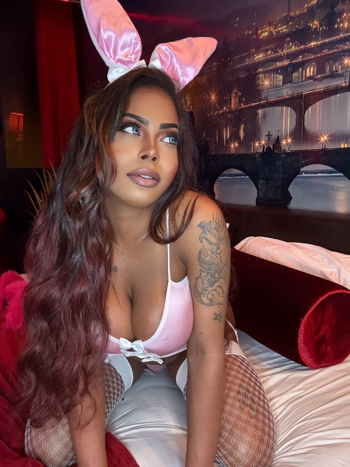 CHICA TRANS FIESTERA CON UNA DELICIOSA POLLA QUE TE ROMPERA EL CULO