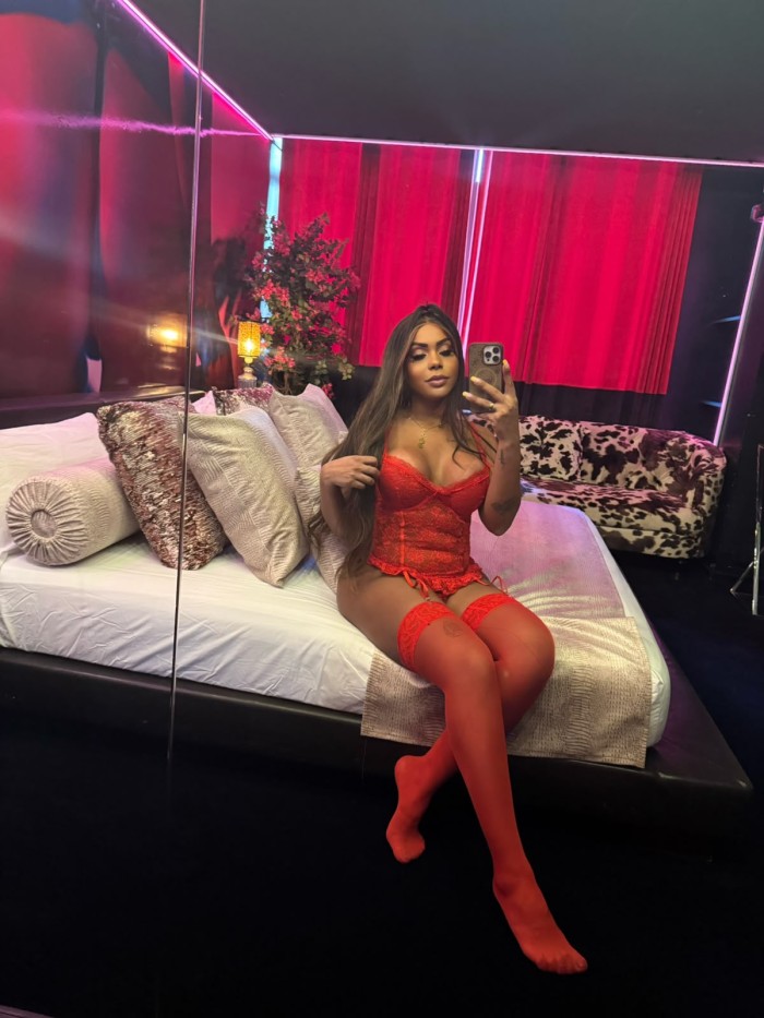 CHICA TRANS FIESTERA CON UNA DELICIOSA POLLA QUE TE ROMPERA EL CULO