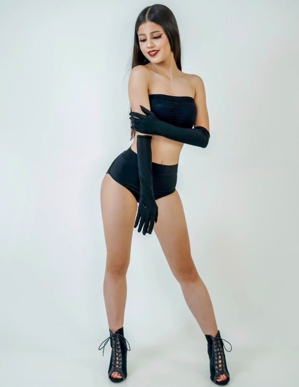 VEGA UNA CHICA MUY COMPLETA DULCE Y CARIÑOSA