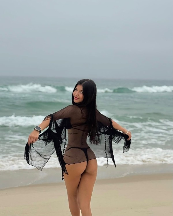 VALERIA CACHONDA Y CALIENTE EN LA CIUDAD