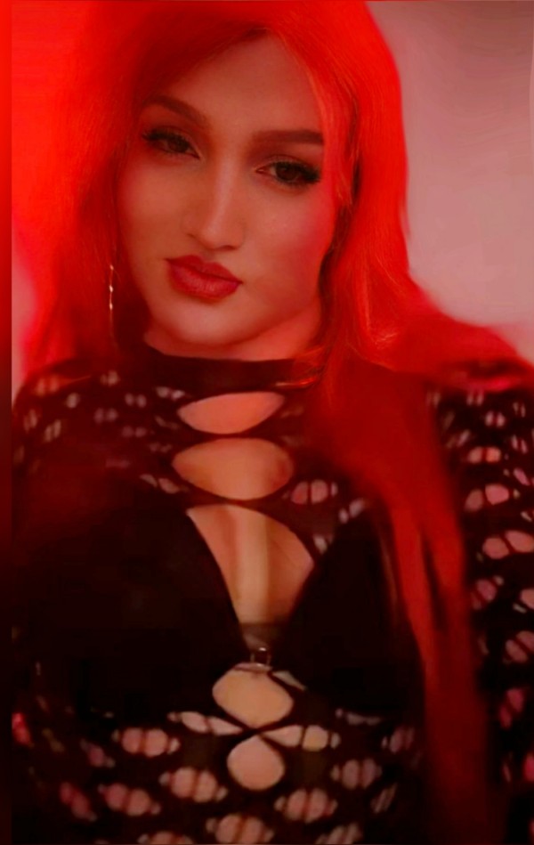 Jessica pelirroja juguetona viciosa y muy guarra 1.80 culona