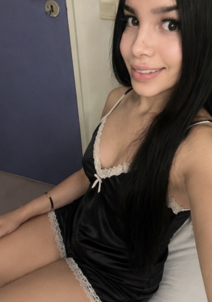 SALOU. LA MÁS BELLA DE TODAS. ANAL y MASAJES. 69.