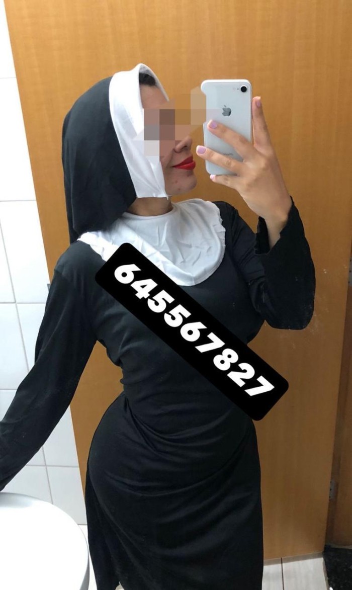 Monja trans, operada y con vagina.