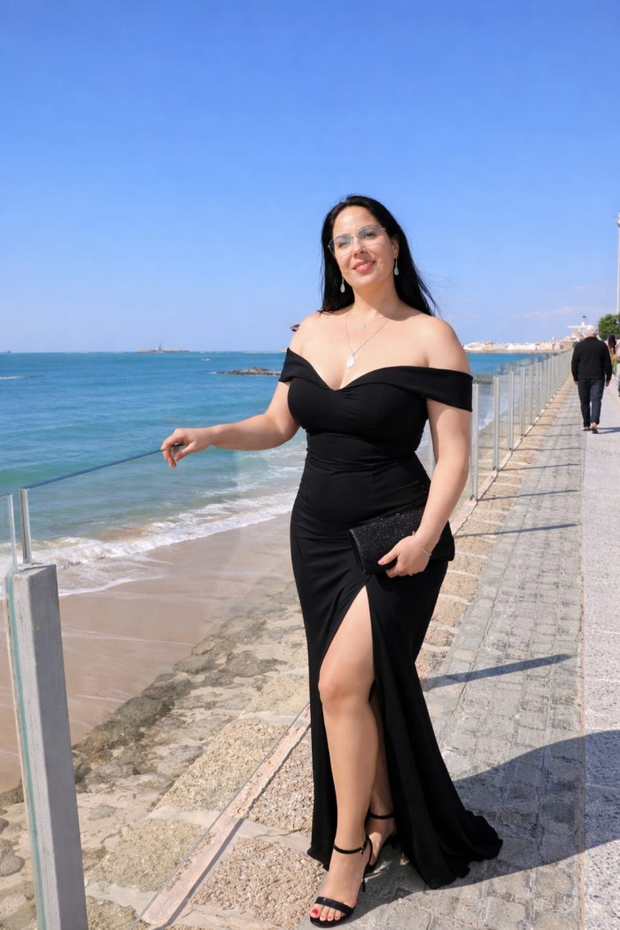 LATINA DE COÑITO APRETADO CON GANAS DE FIESTA