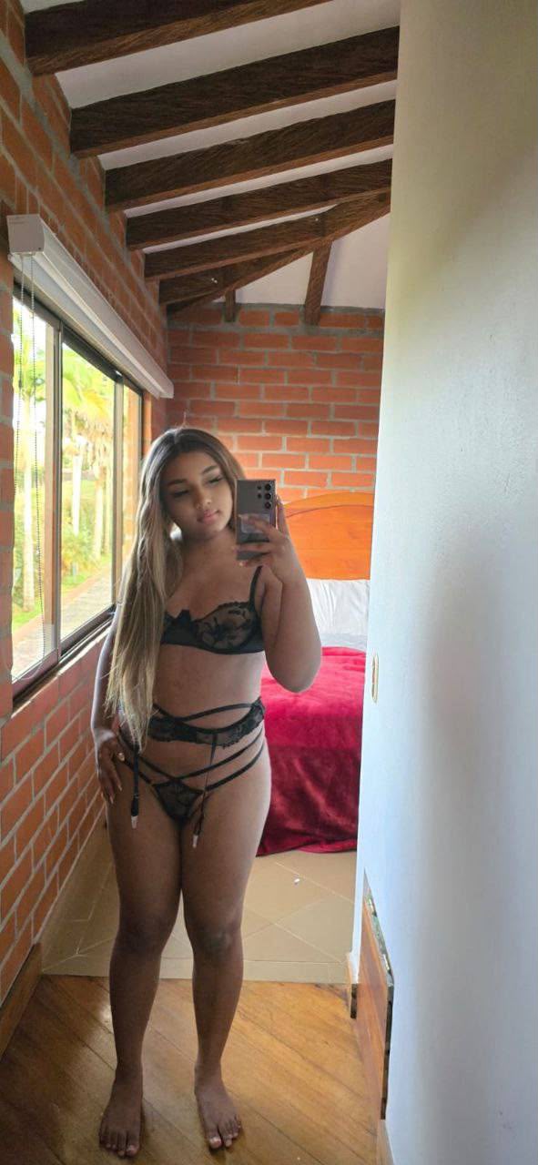 Chica trans sexy femenina y real pocos días en tu