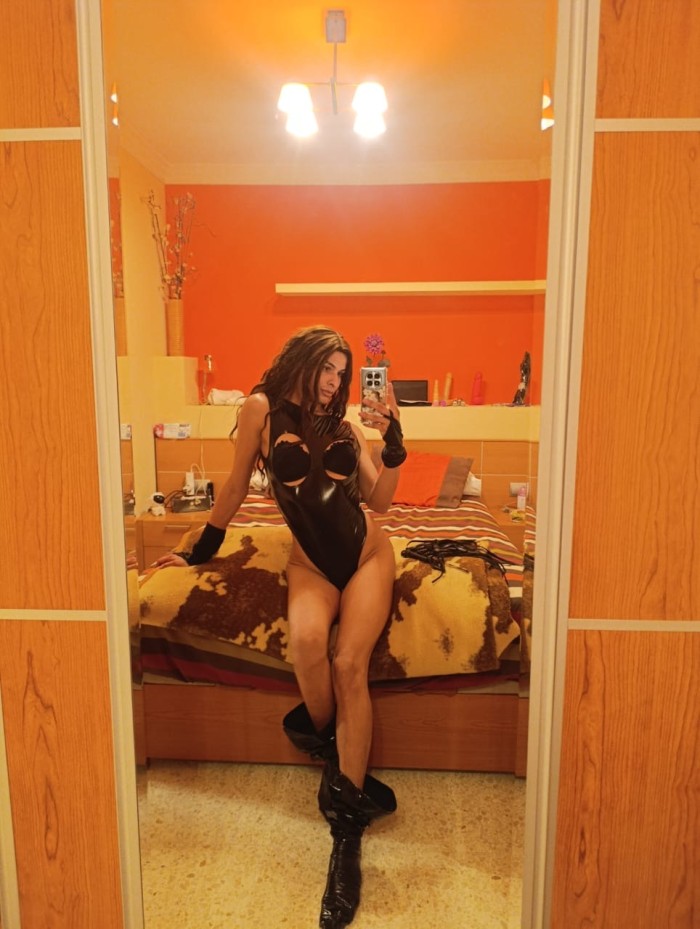 Chica trans sexo a tope fiestera pollona 20cm