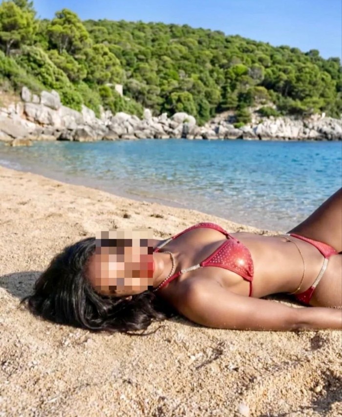 FLOR VENEZOLANA FLACA CON GANAS DE FIESTA