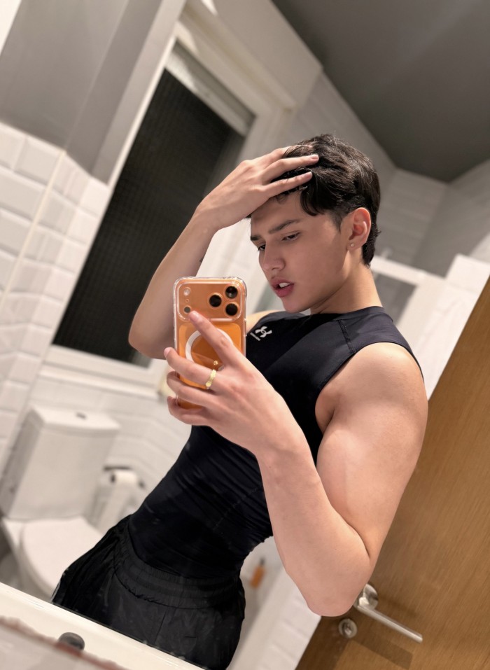 JOVEN LATINO EN TU CIUDAD