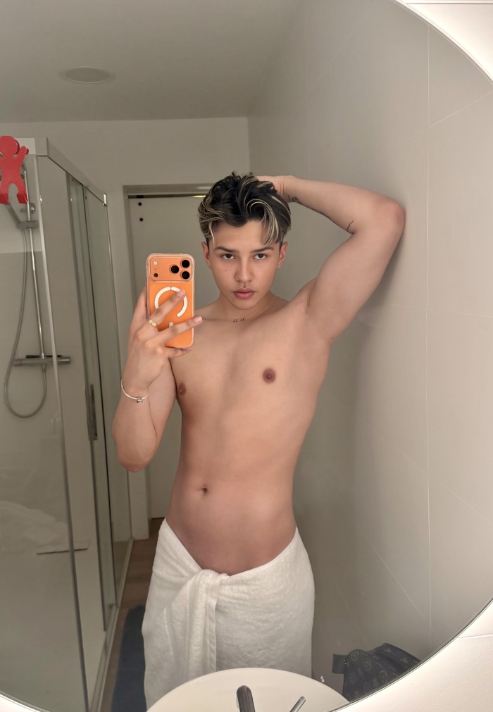 JOVEN LATINO EN TU CIUDAD