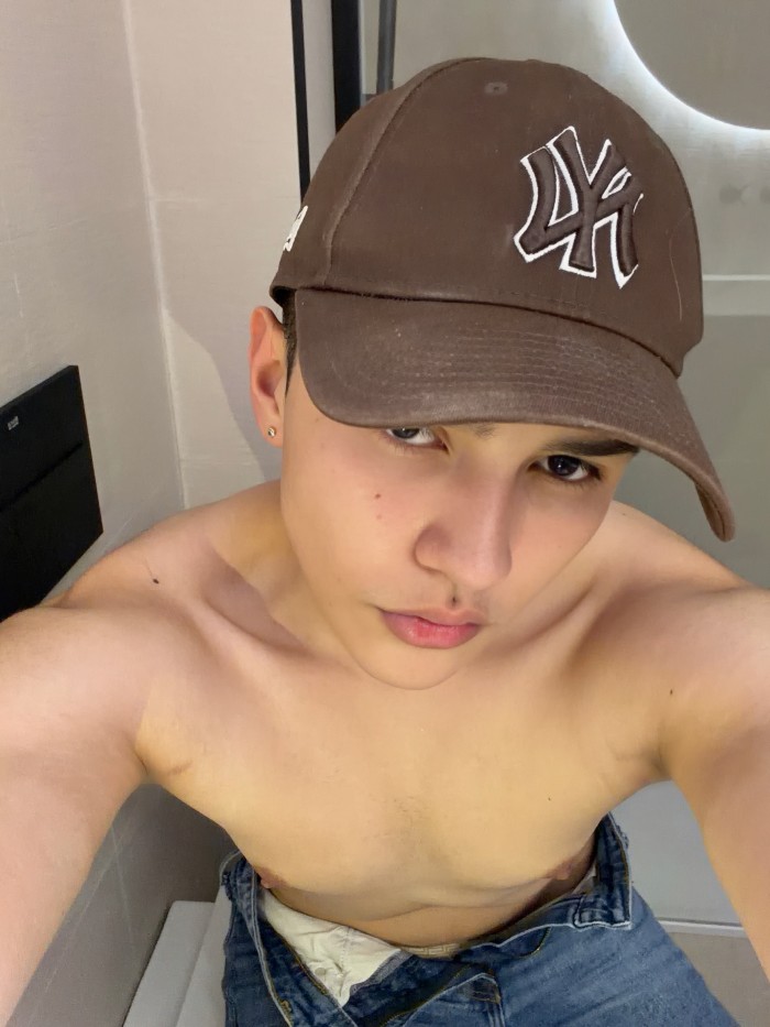 JOVEN LATINO EN TU CIUDAD