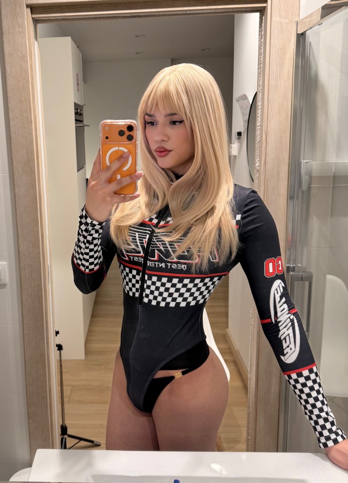 EMMA JOVEN TRANS FIESTERA Y JUGUETONA