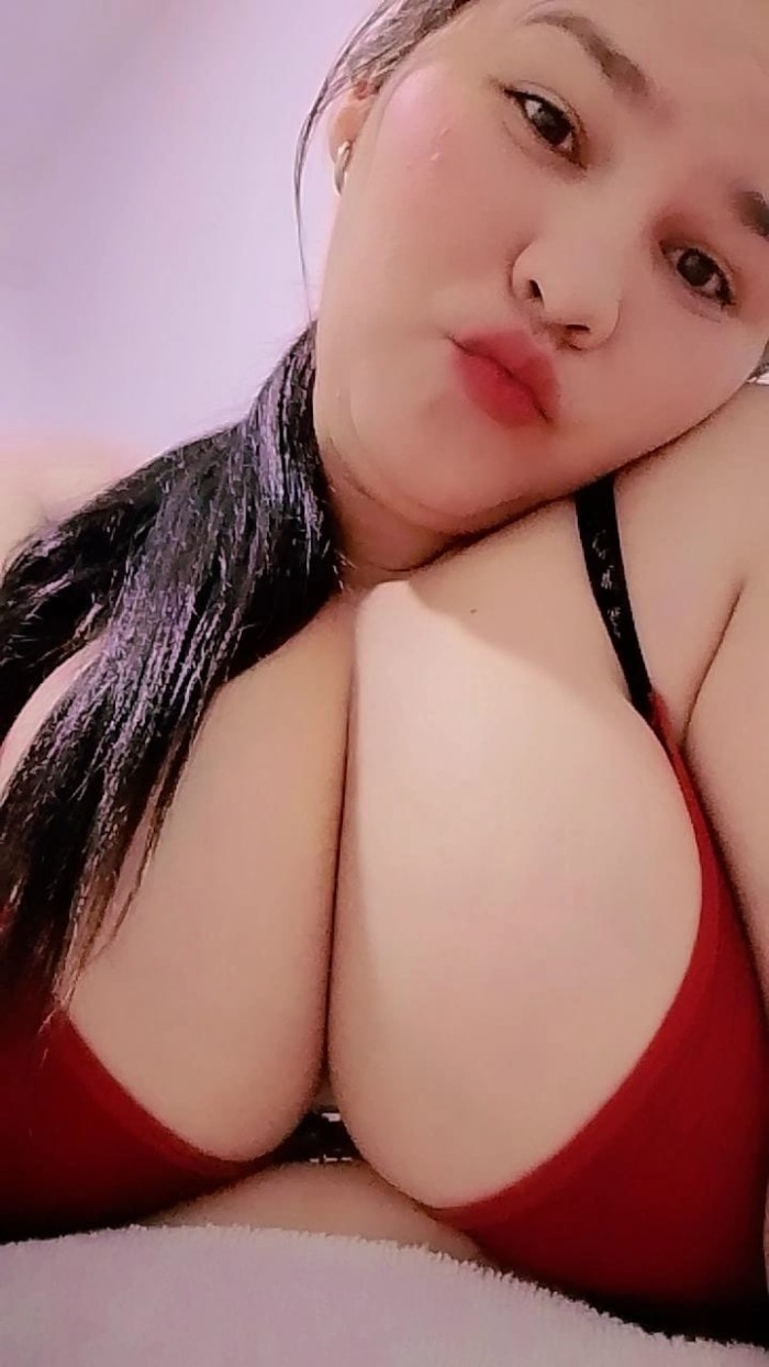 CHICA CURVIS RECIEN LLEGADA CON UNOS PECHOS EXOTIC