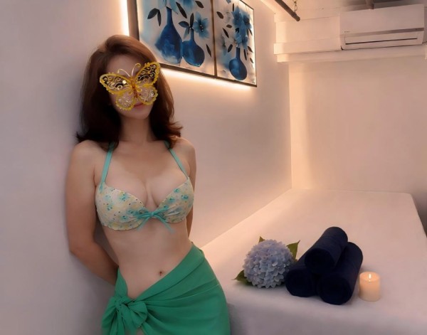 Bonita y dulce chica oriental esperándote