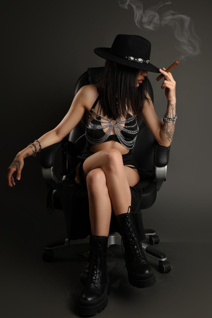 AMA ZIRA BDSM DOMINANTE