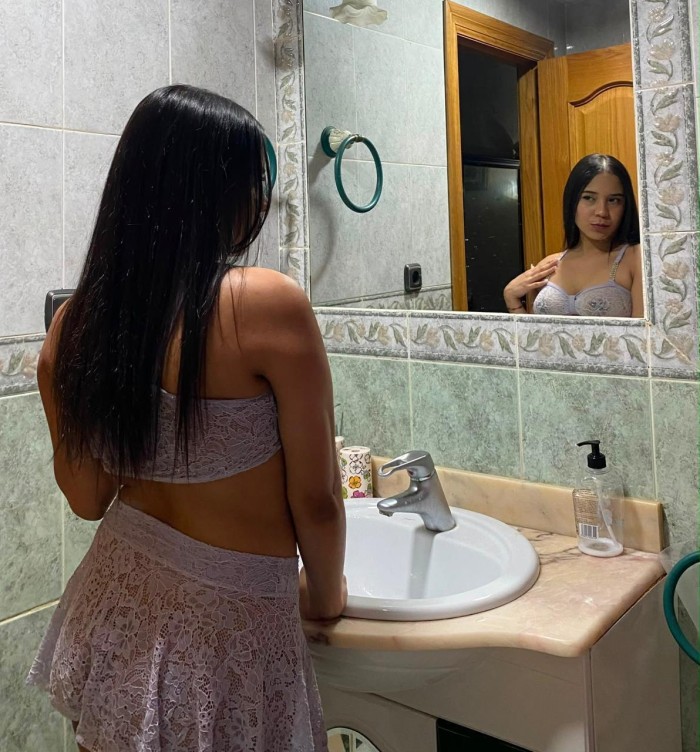 Variedad de chicas energéticas haciendo la fiesta hacemos domicilio