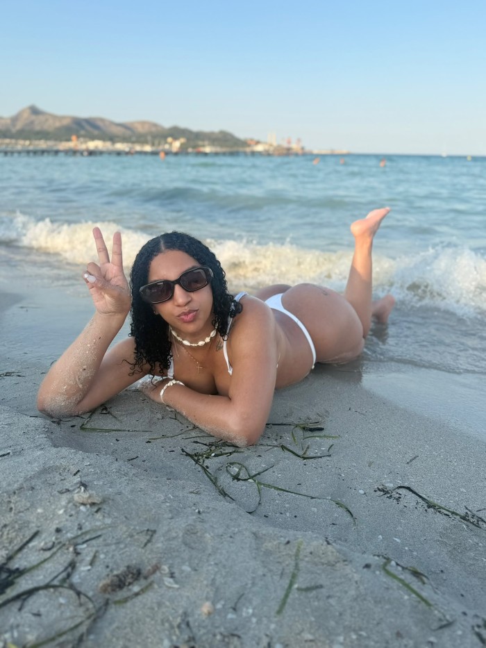 Variedad de chicas energéticas haciendo la fiesta hacemos domicilio