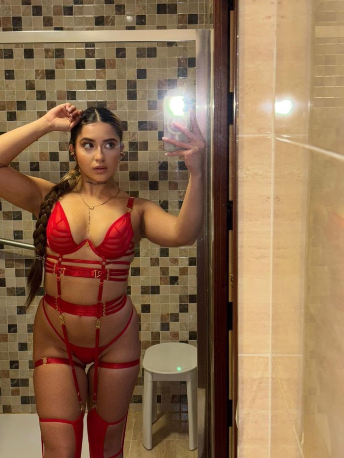 ENCANTADORA JOVENCITA EN MARBELLA RECIEN LLEGADA A LA ZONA