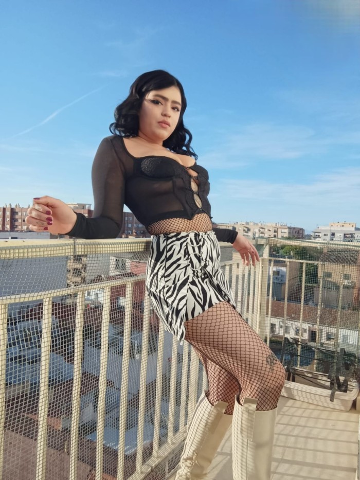 LATINA , CALIENTE, MOJADA Y DISPUESTA A TODO.