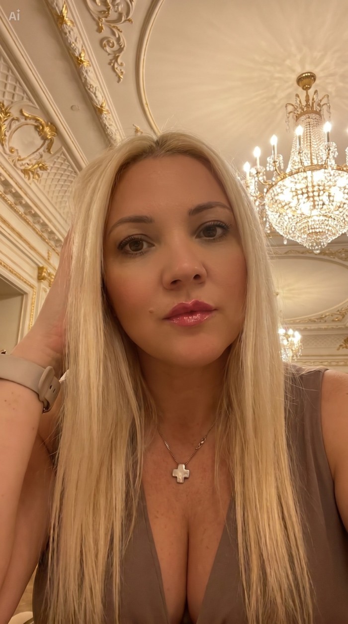 RUBIA DE PECHOS NATURALES