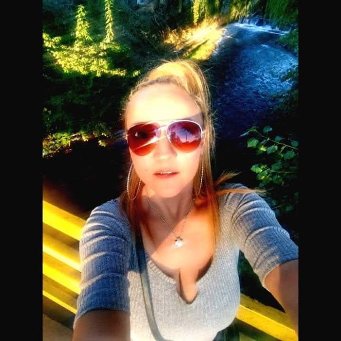 RUBIA DE PECHOS NATURALES