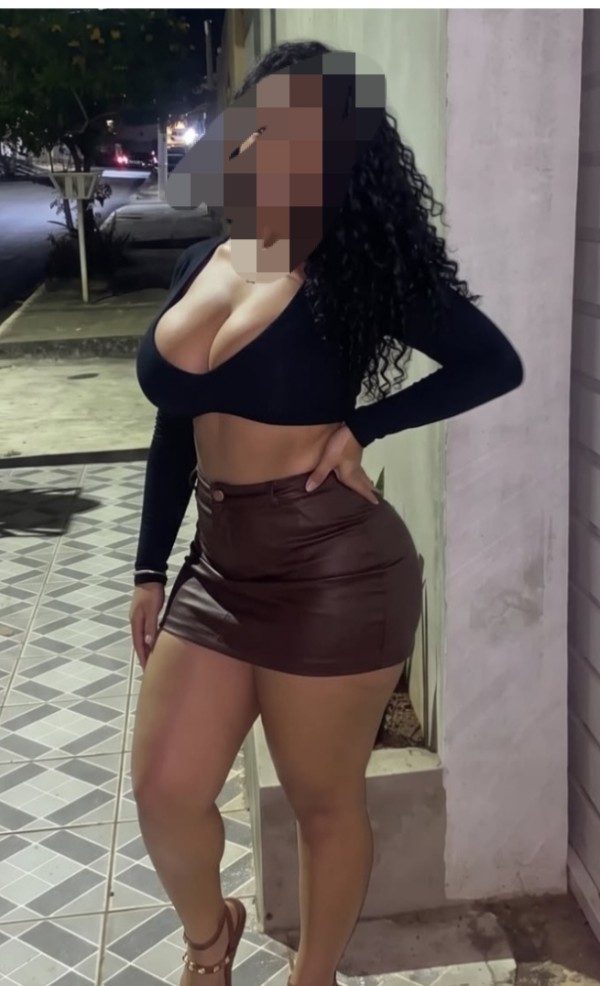 Morena latina recién llegadita ..fiestera a tope