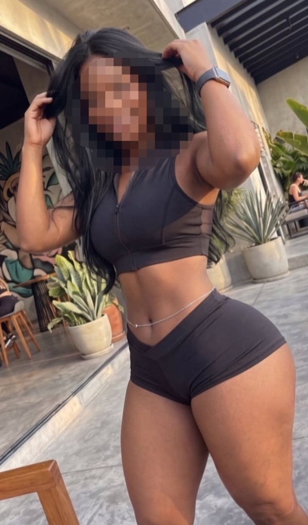 Morena latina recién llegadita ..fiestera a tope