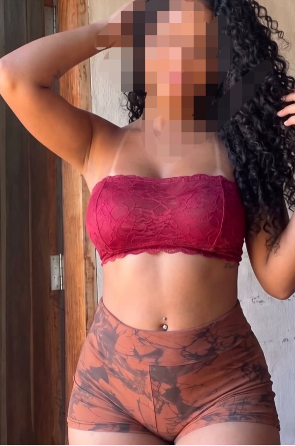 Morena latina recién llegadita ..fiestera a tope