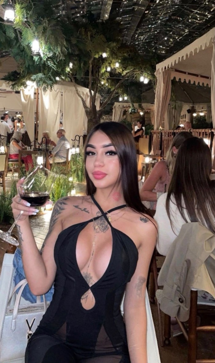 LUJURIOSA FIESTERA  ENTREGADA ANSIOSA DE PLACER