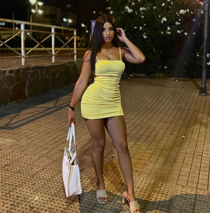 Jovencita con cuerpazo.