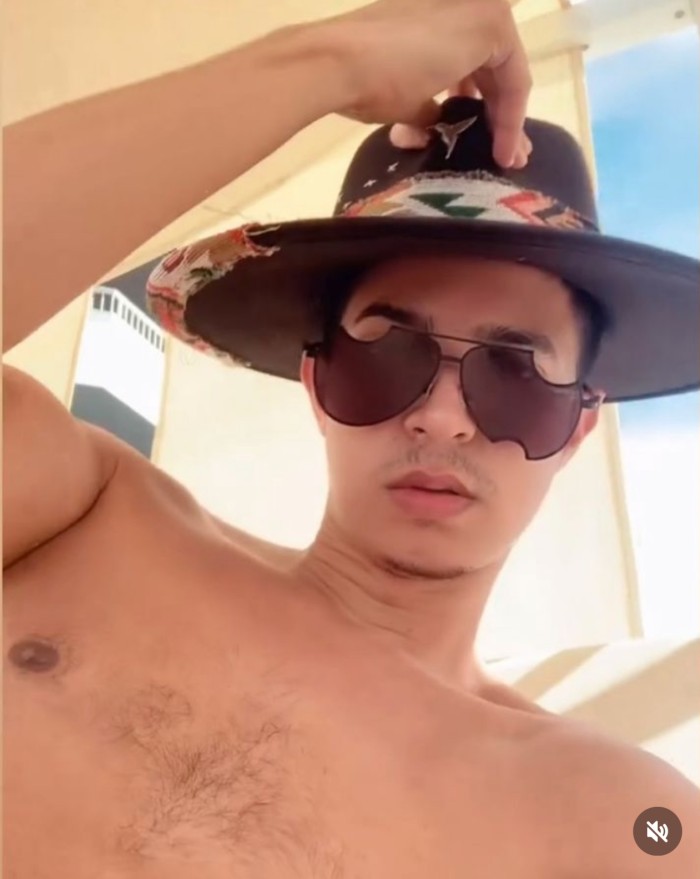 MATEO JOVEN 25 años LATINO HOMBRE VERSATIL