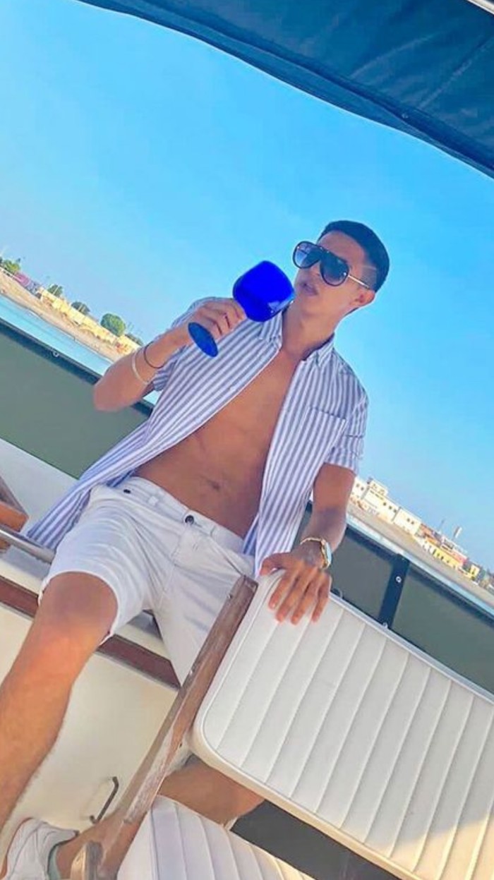 MATEO JOVEN 25 años LATINO HOMBRE VERSATIL