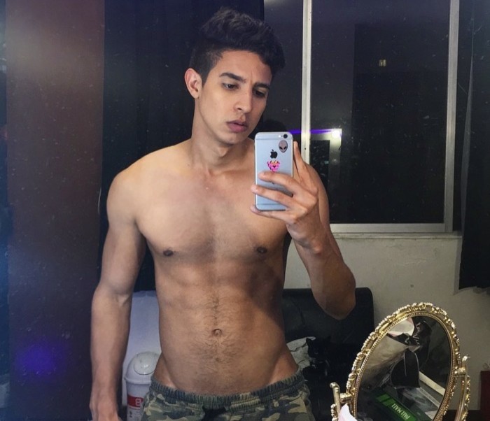 HOMBRE LATINO DOTADO Y VERSÁTIL FIESTERO
