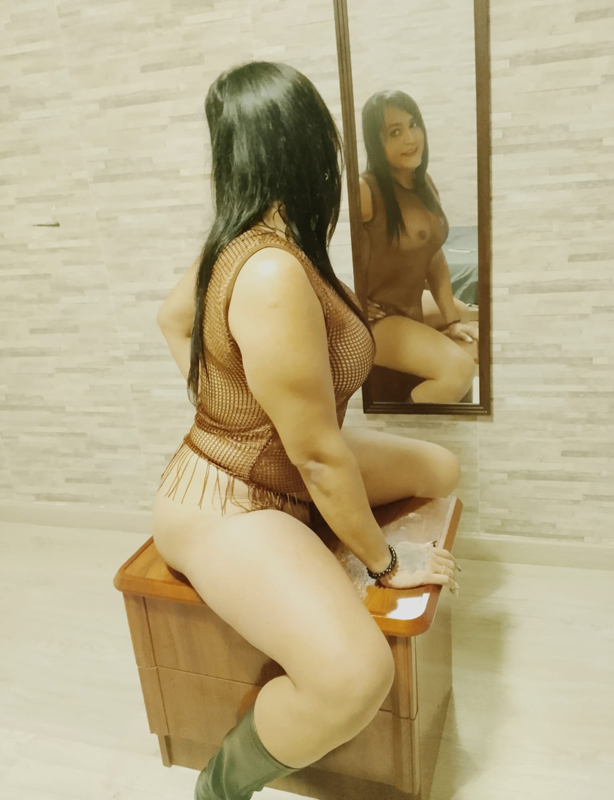 SAMANTHA, CARIÑOSA Y DIVERTIDA
