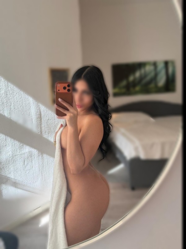 CHICA COLOMBIANA CACHONDA RECIÉN LLEGADA