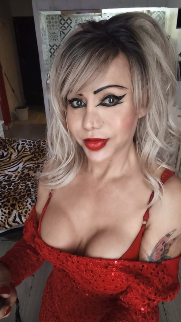 RUBIA FEMENINA, FIESTERA, JUGUETONA Y ATREVIDA