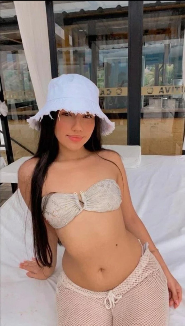 ENCANTADORA MUJER EXÓTICA ADICTA AL SEXO