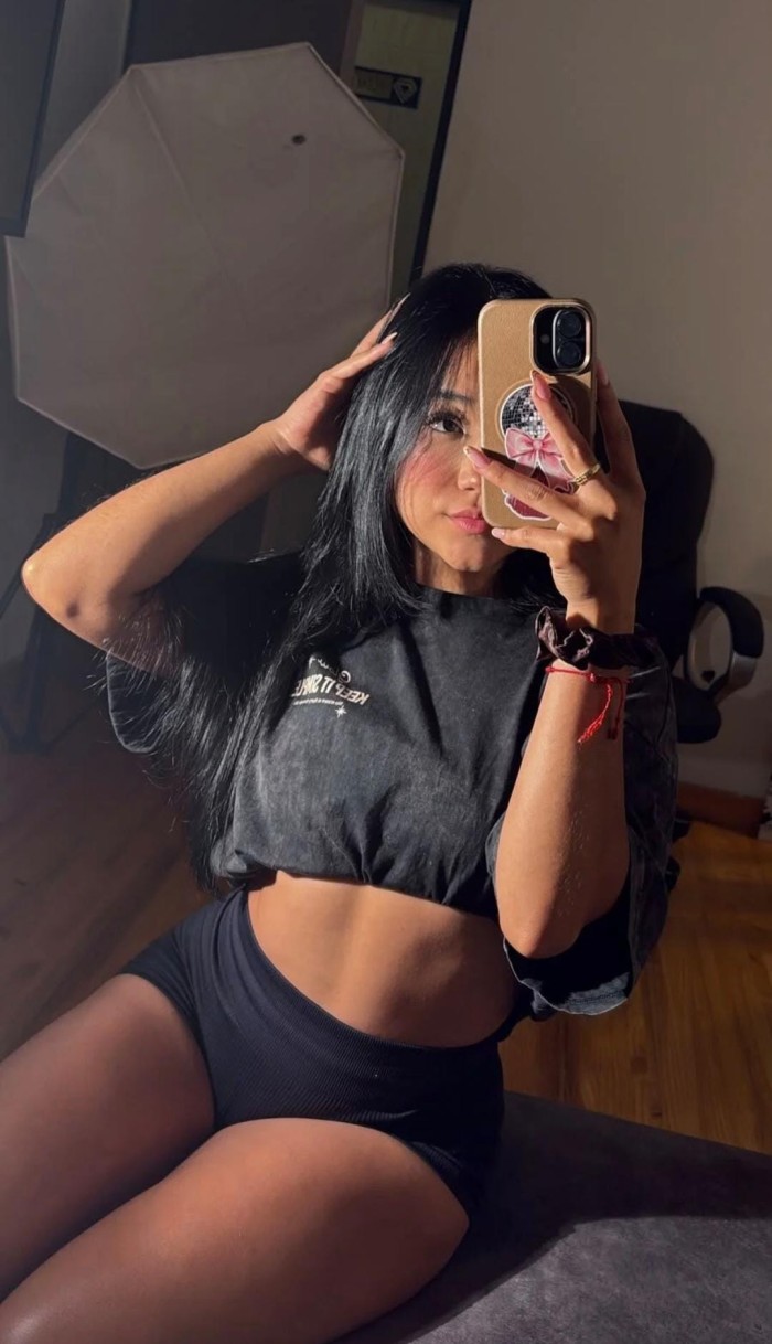 ENCANTADORA MUJER EXÓTICA ADICTA AL SEXO