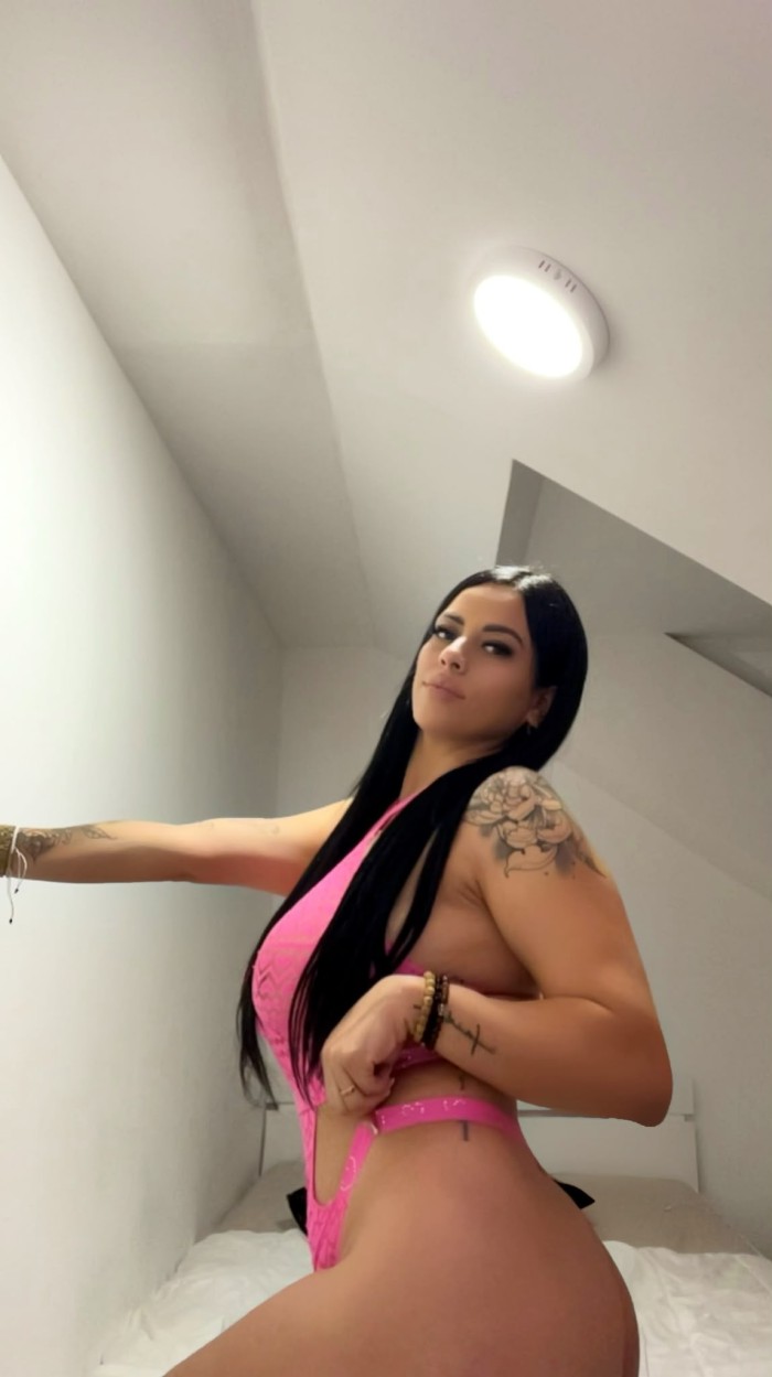 COLOMBIANA CON UN TOQUE IRRESISTIBLE 647024062