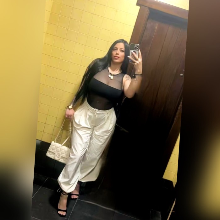 COLOMBIANA CON UN TOQUE IRRESISTIBLE 647024062