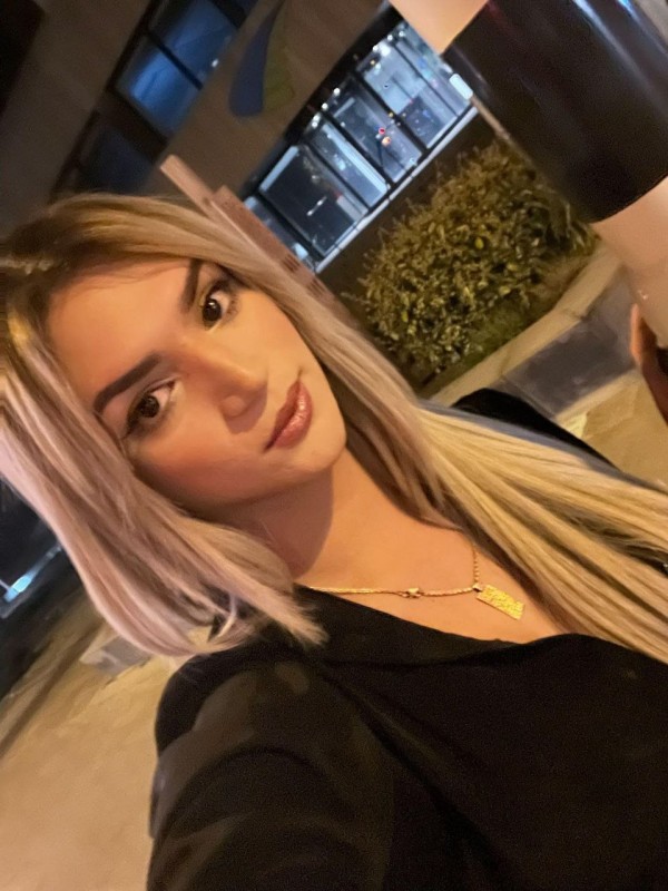 CHICA TRANS MUY COMPLACIENTE REAL CUERPO PORNO