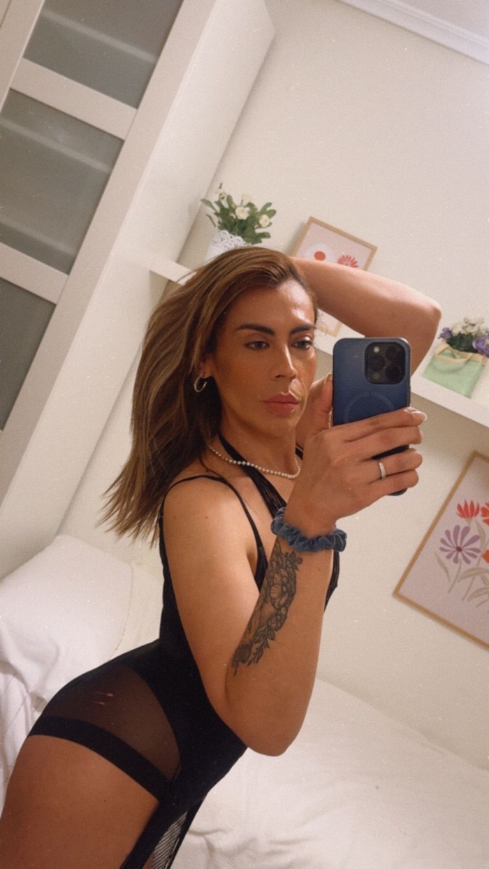 Chica trans recién llega a la ciudad