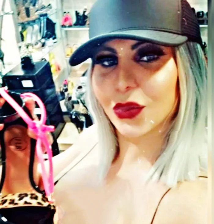 Trans Pamela rubia platino tremendo culo activazos