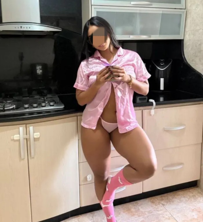 Morenaza fiestera , guapa jovencita implicada